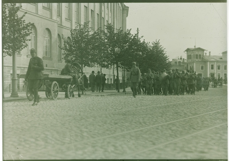 Kaitseliidu orkester marssimas.