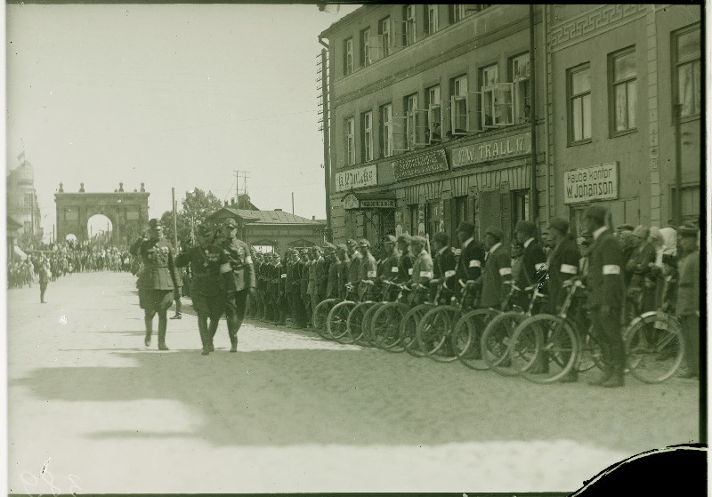 Kindral J. Orasmaa tervitab kaitseliitlaste paraadi Tartus.
