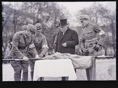 Pidulik naelalöömine Kaitseliidu lipu vardasse. Keskel riigivanem J. Teemant.  similar photo