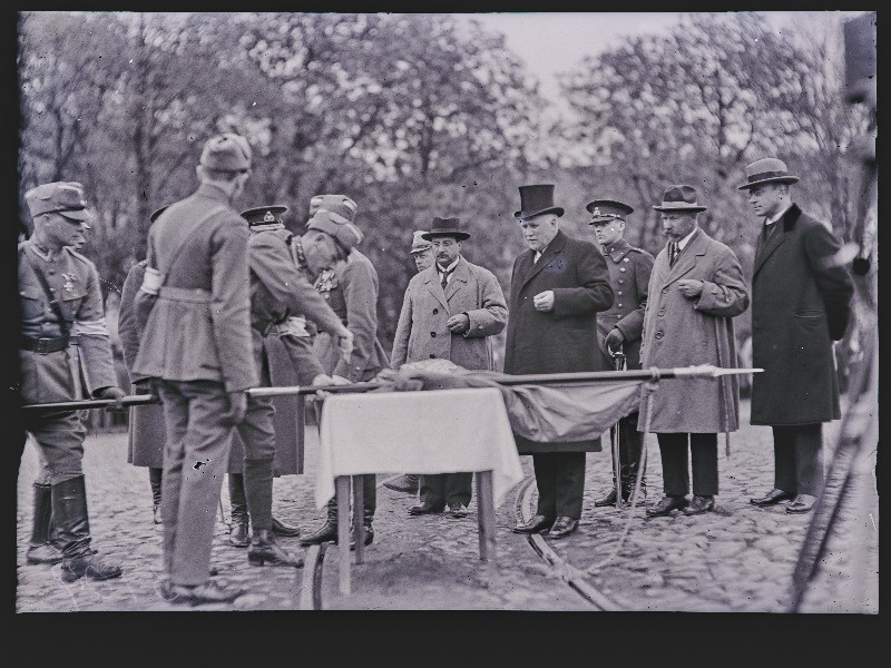 Pidulik naelalöömine Kaitseliidu lipu vardasse. Paremalt neljas - riigivanem  J. Teemant.