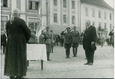 Kaitseliidu lipu õnnistamine. Paremalt esimene riigivanem J. Teemant.  similar photo