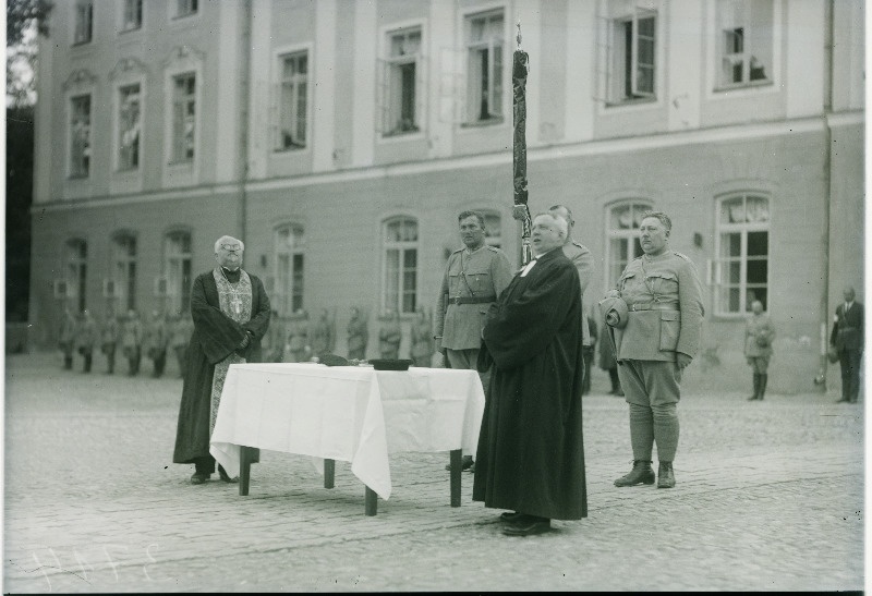 Vaimulikud Kaitseliidu lipu õnnistamisel.