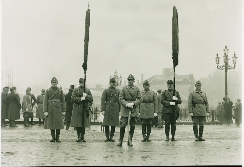 Kaitseliidu esindajad annetatud lippudega.