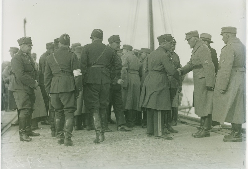 Kaitseliitlased Soomest saabunud külalisi tervitamas.