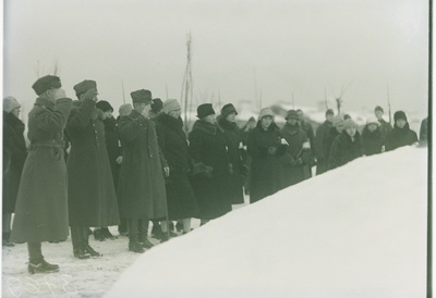 Kaitseliitlased ja naiskodukaitselased Vabadussõjas langenute haual.  duplicate photo