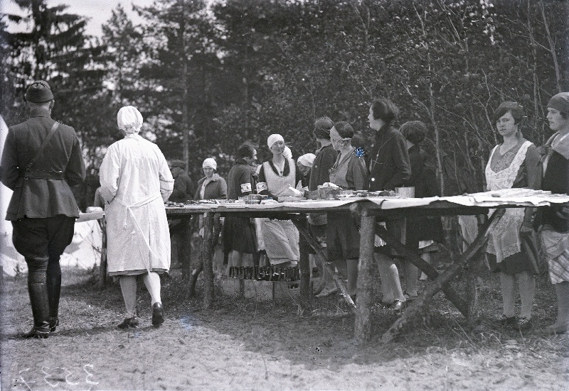 Naiskodukaitse toitlustajad kaitseliidu manöövritel.