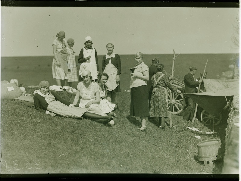 Naiskodukaitse toitlustajad kaitseliidu manöövritel.