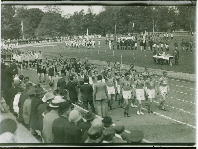 Kaitseliidu spordivõistlustest osavõtjate defilee.