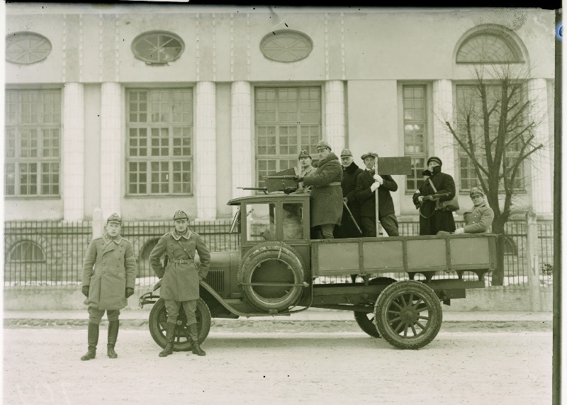 Kaitseliitlased õppustele sõitmas.