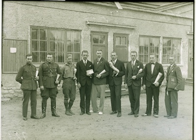 Kaitseliidu parima rännakumeeskonna liikmed võidetud auhindadega.  similar photo