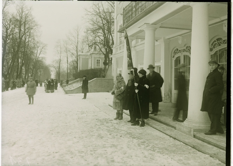 Naiskodukaitse esindajad Kaitseliidu paraadil Kadriorus.