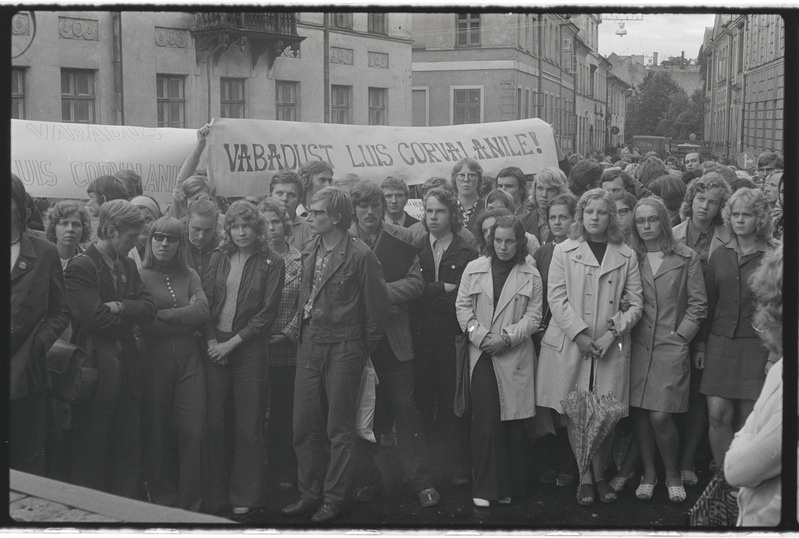 Solidaarsusmiiting Tšiiliga Tartu ülikooli peahoone ees. September 1974. a. Paul Kenkmani? portree