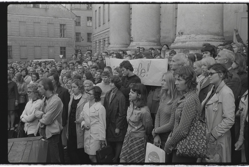Solidaarsusmiiting Tšiiliga Tartu ülikooli peahoone ees. September 1974. a. Paul Kenkmani? portree