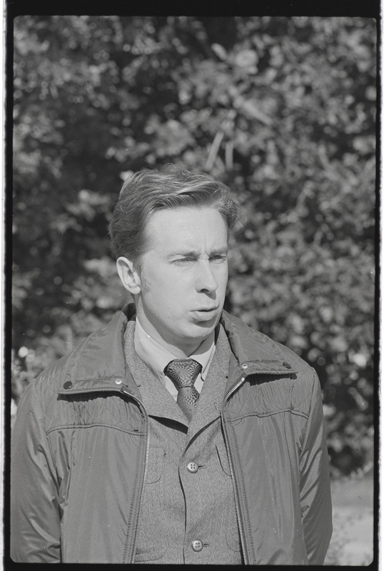 Solidaarsusmiiting Tšiiliga Tartu ülikooli peahoone ees. September 1974. a. Paul Kenkmani? portree