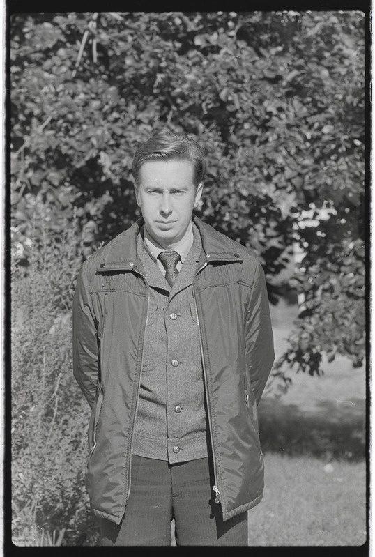 Solidaarsusmiiting Tšiiliga Tartu ülikooli peahoone ees. September 1974. a. Paul Kenkmani? portree