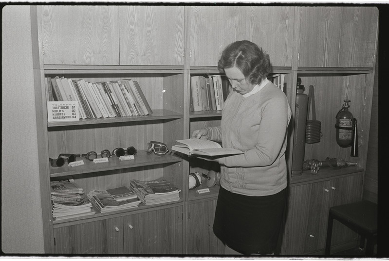 Tartu ülikooli administratiiv-majandushoone. 28. detsember 1976. a. Fotod stendi jaoks