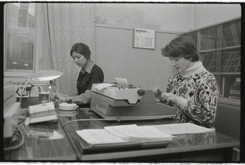 Tartu ülikooli administratiiv-majandushoone. 28. detsember 1976. a. Fotod stendi jaoks
