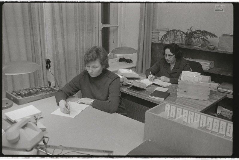 Tartu ülikooli administratiiv-majandushoone. 28. detsember 1976. a. Fotod stendi jaoks