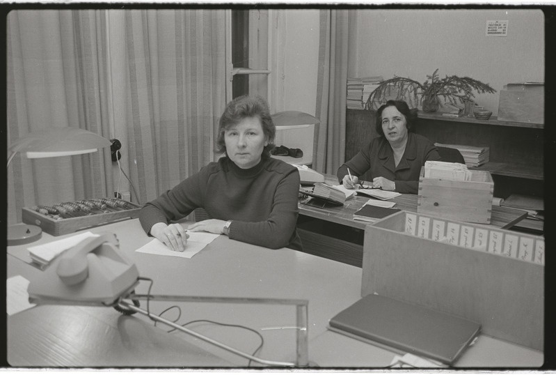Tartu ülikooli administratiiv-majandushoone. 28. detsember 1976. a. Fotod stendi jaoks