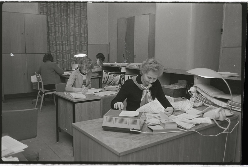 Tartu ülikooli administratiiv-majandushoone. 28. detsember 1976. a. Fotod stendi jaoks