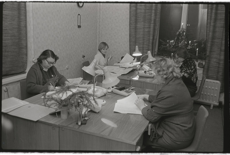 Tartu ülikooli administratiiv-majandushoone. 28. detsember 1976. a. Fotod stendi jaoks