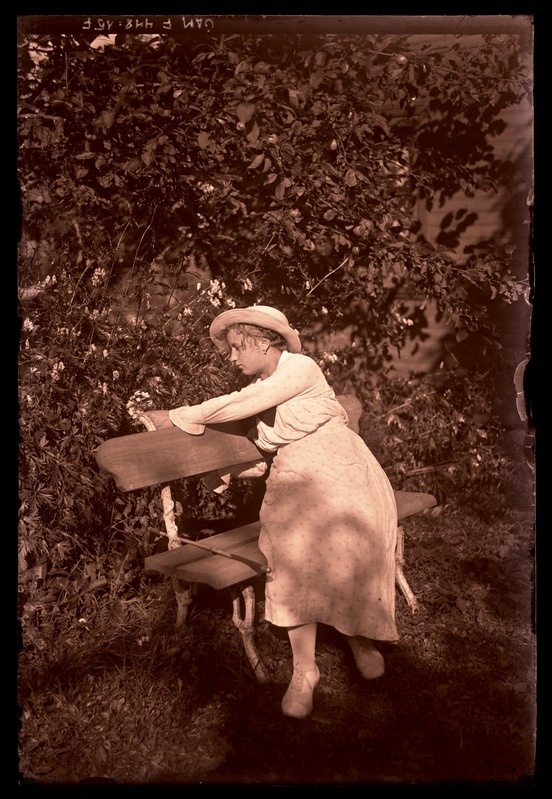 Naine istumas pingil