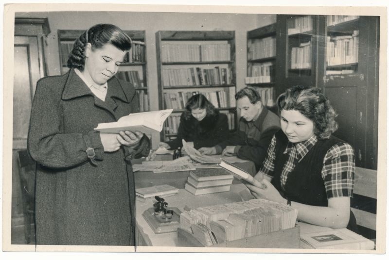 Foto. Pürksi raamatukogu juh. H. Schönberg (paremal) A. Remmalile raamatuid laenutamas. 1954. Fotogr. J. Vatseri. ETA.