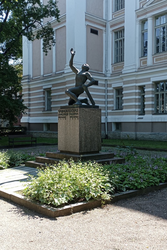 Vabadussõja monument Reaalgümnaasiumi ees rephoto