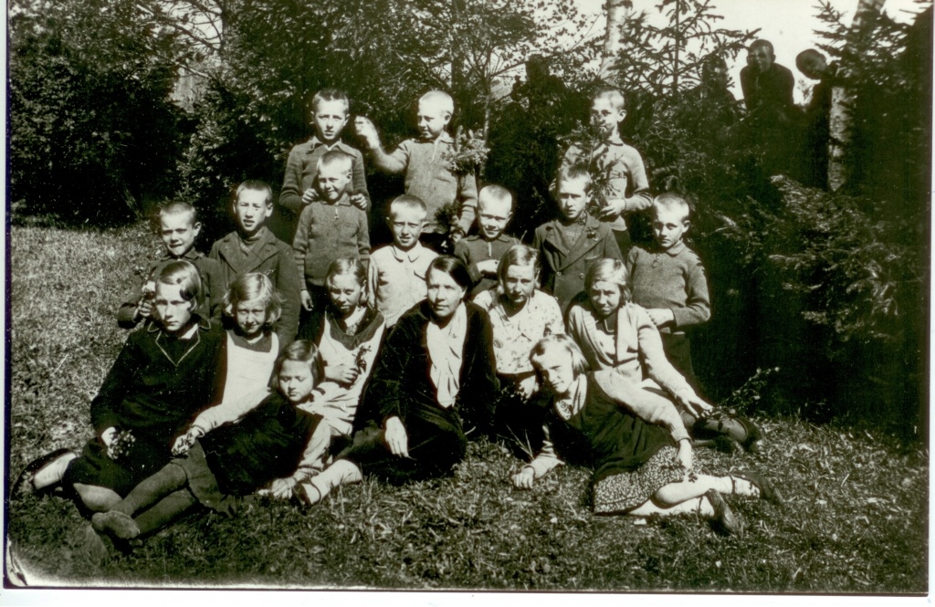 Grupp koolilapsi Hellamaalt