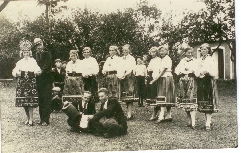 Koguva noored Vanatoa õuel