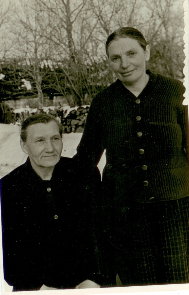 Linda Schmuul ja Iisa Schmuul( Kooli Iisa)Koguva külavahel