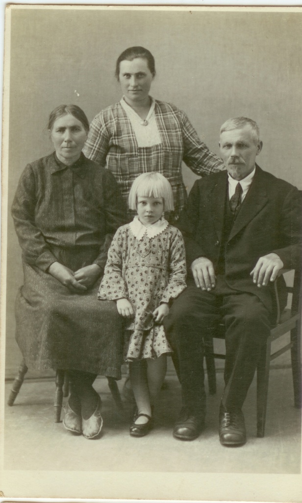 Perepilt (Madis Tuuliku vend Andrus ja tema tütar Maria ja tütretütar Leida)