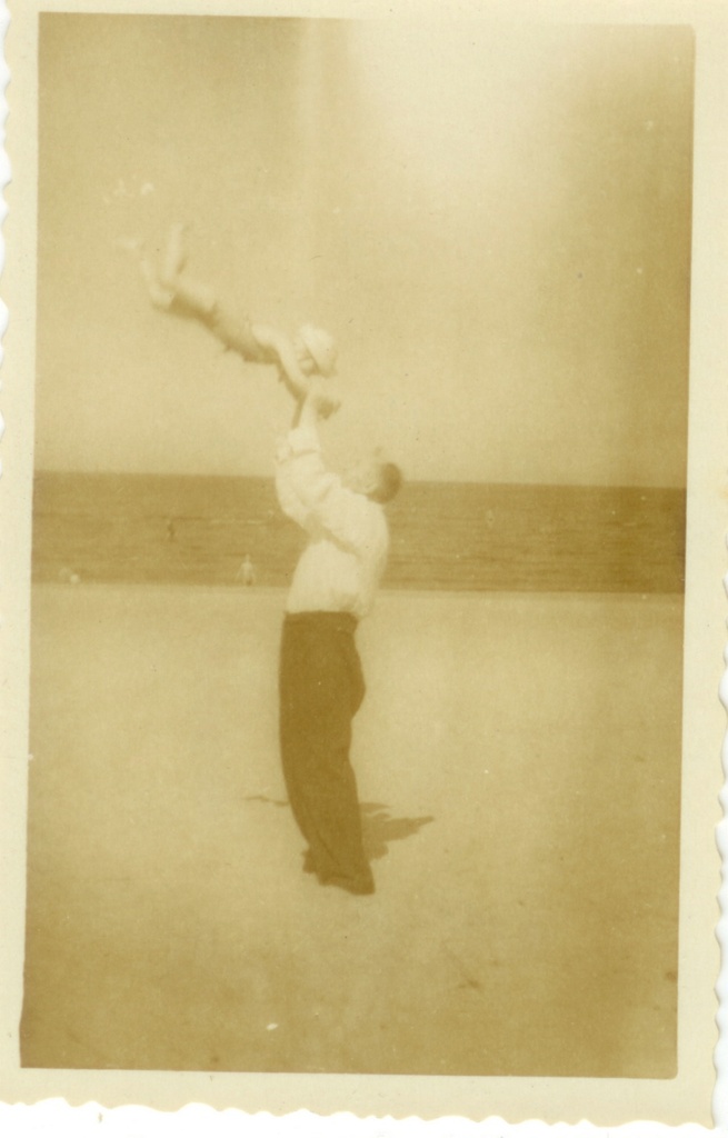 Jüri Muul tütrega Riia rannas 17.aug.1950