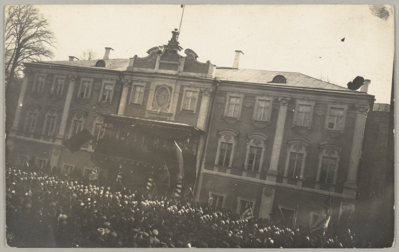 Rongkäik 1.mail 1917.a. Kadriorus möödumas Soldatite ja Tööliste saadikute Nõukogu maja eest.