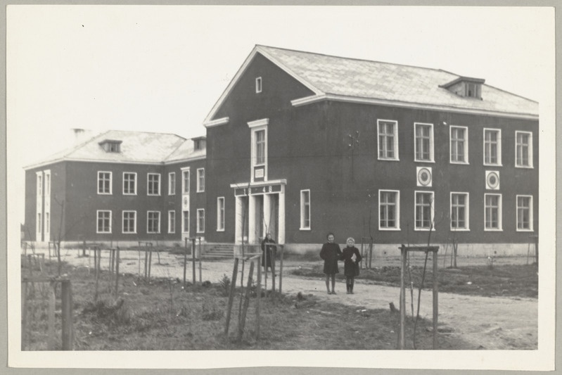 Seeria: "Fotosid Eesti NSV-st mitmesugustelt elualadelt". Uus keskkoolihoone Ahtmes.