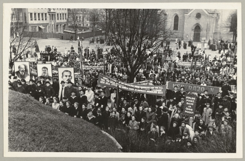 Seeria: "Fotosid Eesti NSV-st mitmesugustelt elualadelt". V.Kingissepa mälestussamba avamine. Miiting Võiduväljakul.