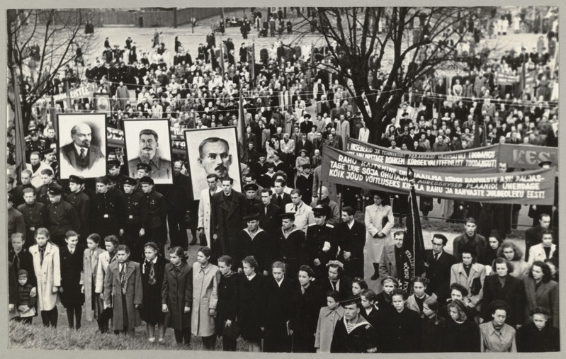Seeria: "Fotosid Eesti NSV-st mitmesugustelt elualadelt". V.Kingissepa mälestussamba avamine. Miiting Võiduväljakul