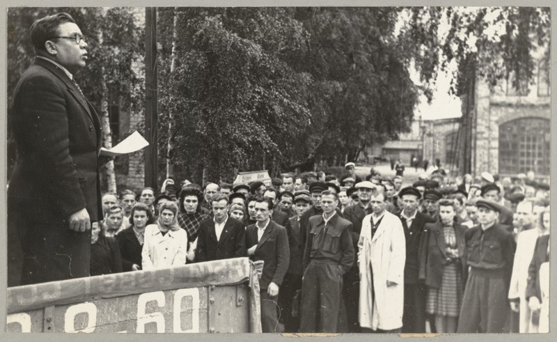 Seeria: "Fotosid Eesti NSV-st mitmesugustelt elualadelt". Tallinna Masinaehitustehases. Kõneleb sm. Kründel.