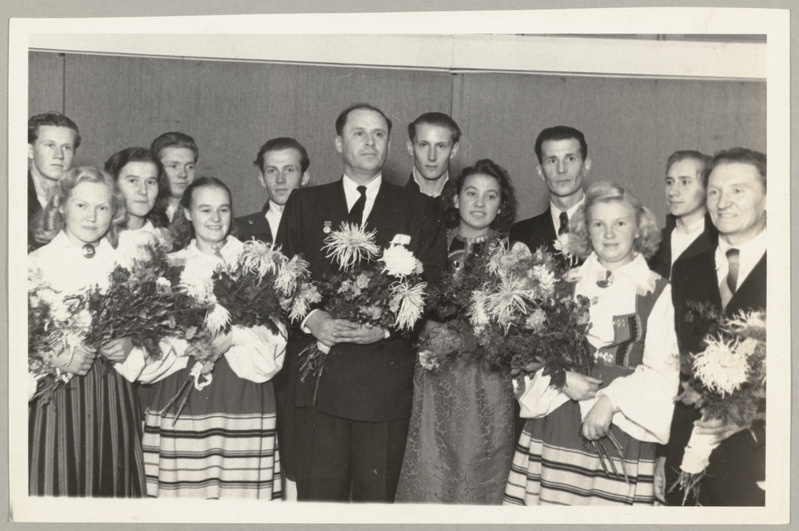 Seeria: "Fotosid Eesti NSV-st mitmesugustelt elualadelt". NSV Liidu rahvakunstnik Stalini preemia laureaat B.Livanov (keskel) ja näitlejad D.Klimov ning J.Lakšin noorte keskel.