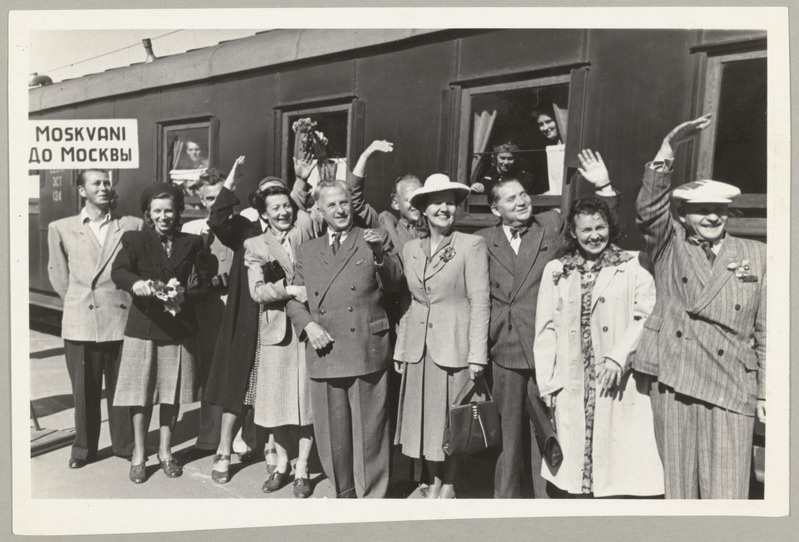 Seeria: "Fotosid Eesti NSV-st mitmesugustelt elualadelt". Rühm "Estonia" näitlejaid Tallinna vaksalis.