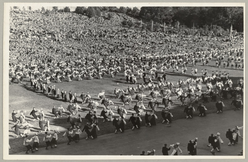 Seeria: "Fotosid Eesti NSV-st mitmesugustelt elualadelt". Eesti rahvatants "Kalamees" rahvatantsukollektiivide ettekandes.