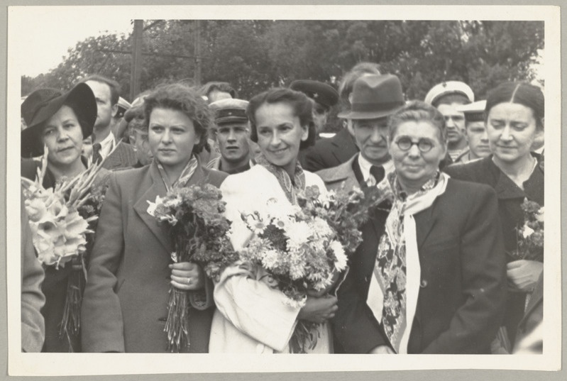 Seeria: "Fotosid Eesti NSV-st mitmesugustelt elualadelt". Rühm Moskva Akadeemilise kunstiteatri näitlejaid Tallinn-Balti jaamas.