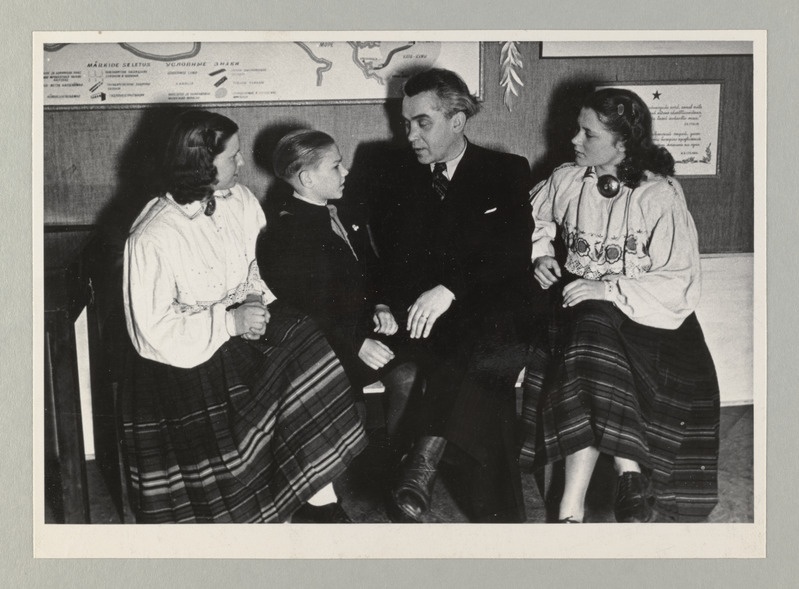 ENSV kolhoositalurahva kunstilise isetegevuse II vabariiklik ülevaatus. Stalini preemia laureaat G.Ernesaks vestlemas isetegevuslastega.