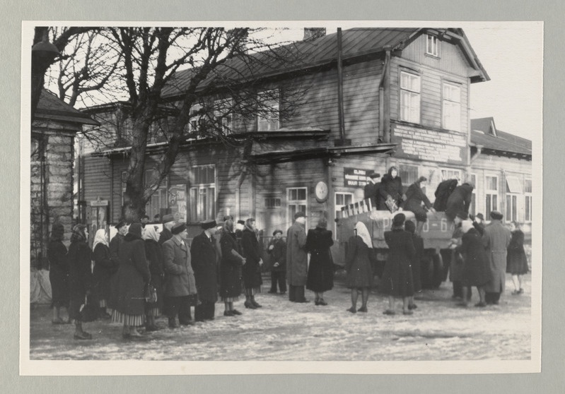 ENSV kolhoositalurahva kunstilise isetegevuse II vabariiklik ülevaatus. Isetegevuslased saabuvad Tallinna Masinaehitustehasesse šefluskontserdile.