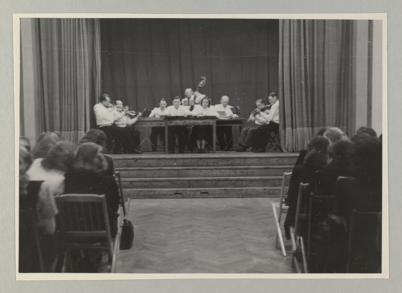 ENSV kolhoositalurahva kunstilise isetegevuse II vabariiklik ülevaatus. Šefluskontsert Tallinna Õpetajate Instituudis. Esineb Märjamaa raj. Kullamaa k/n Leninliku Tee kolhoosi rahvapilliorkester.