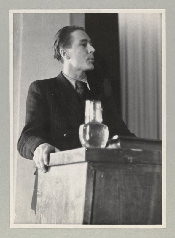 ENSV kolhoositalurahva kunstilise isetegevuse II vabariiklik ülevaatus. Kose raj. Kultuurharidusliku osak. juhataja sm.Valge esinemas loomingulisel konverentsil.