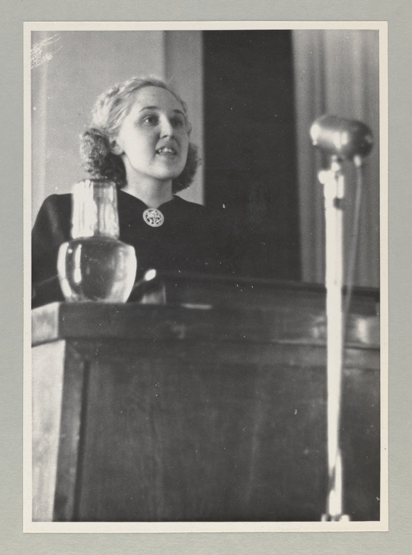 ENSV kolhoositalurahva kunstilise isetegevuse II vabariiklik ülevaatus. Orissaare raj. Kultuurharid. osak. juhataja sm. Sõrm esinemas loomingulisel konverentsil.