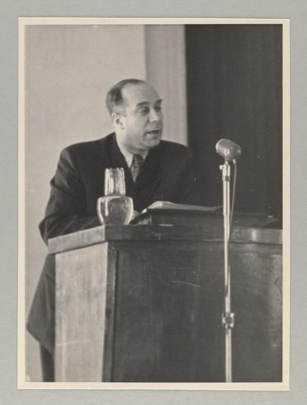 ENSV kolhoositalurahva kunstilise isetegevuse II vabariiklik ülevaatus. Stalini preemia laureaat, helilooja E.Kapp esinemas loomingulisel konverentsil.