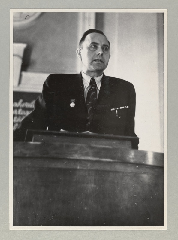 ENSV kolhoositalurahva kunstilise isetegevuse II vabariiklik ülevaatus. Stalini preemia laureaat, kirjanik H.Leberecht esinemas loomingulisel konverentsil.