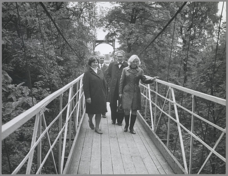 foto, Viljandi, Porvoo külalised rippsillal, 1972, foto E. Veliste